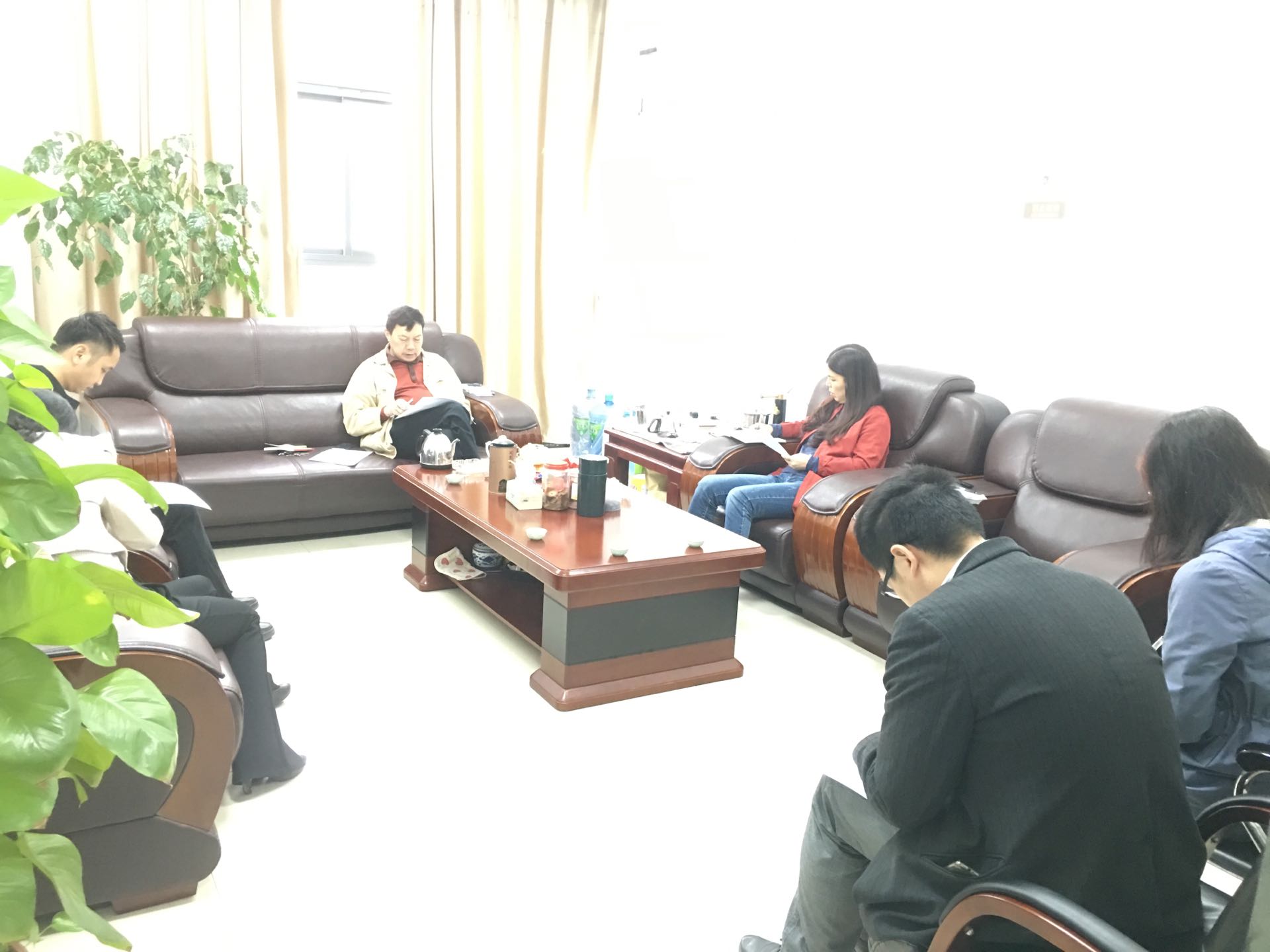 党组会学习十九届五中全会精神.jpg