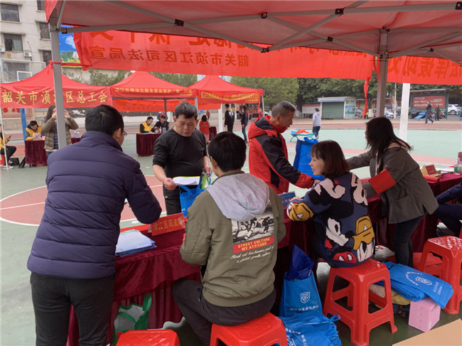 浈江区“法援惠民 助力农民工”活动日法律咨询宣传活动.JPG