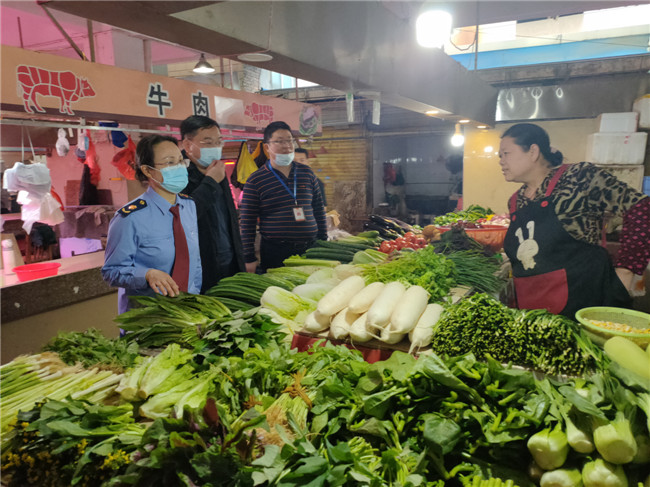 区长胡德宁带队节前市场安全检查（傅杰）.jpg