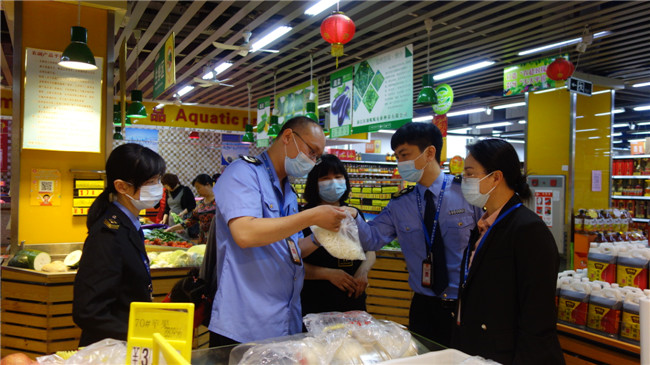 浈江区市场监管局开展五一节前安全检查-超市 (卢甜) (7).JPG