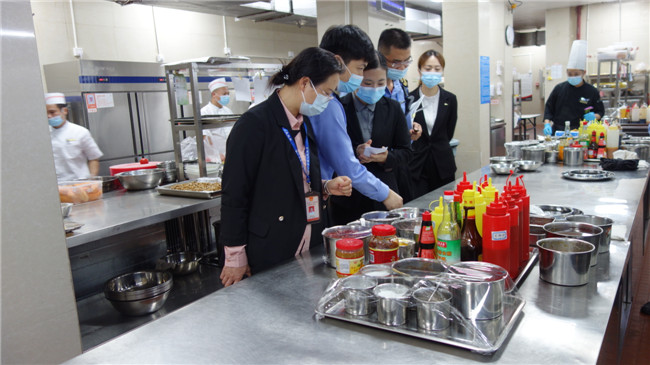 浈江区市场监管局开展五一节前安全检查-餐饮单位 (卢甜) (10).JPG