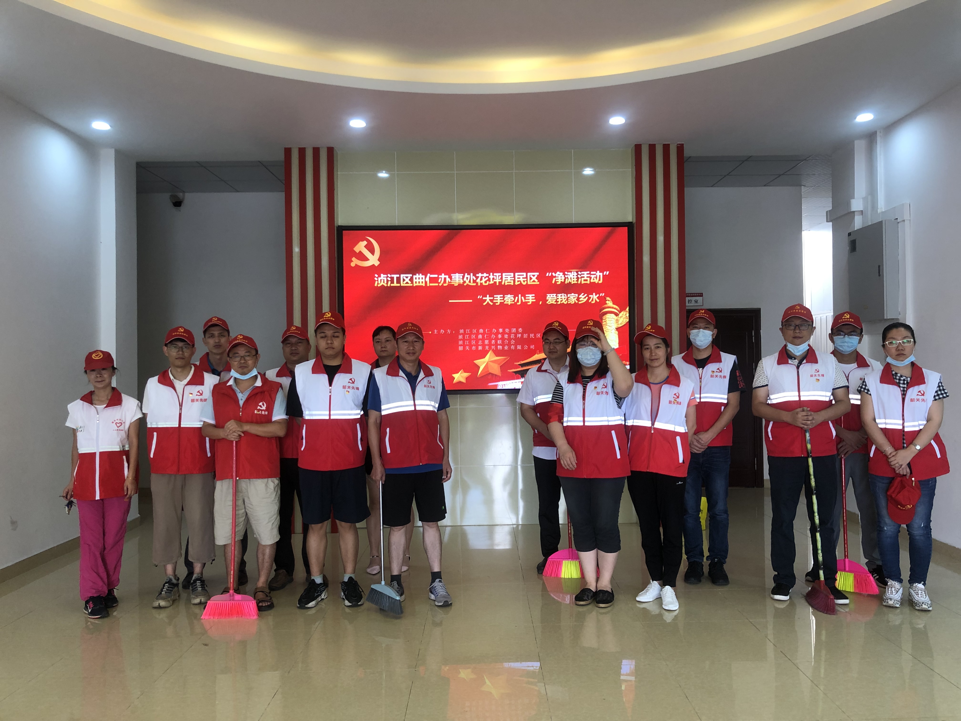 【开展“我为群众办实事”实践活动】“大手牵小手,爱我家乡水”:曲仁办花坪居民区开展“净滩活动”2.jpg