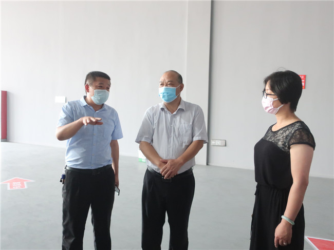 陈来安一行在韶关市国际会展中心（大型临时疫苗接种点）内了解各项工作开展情况.JPG