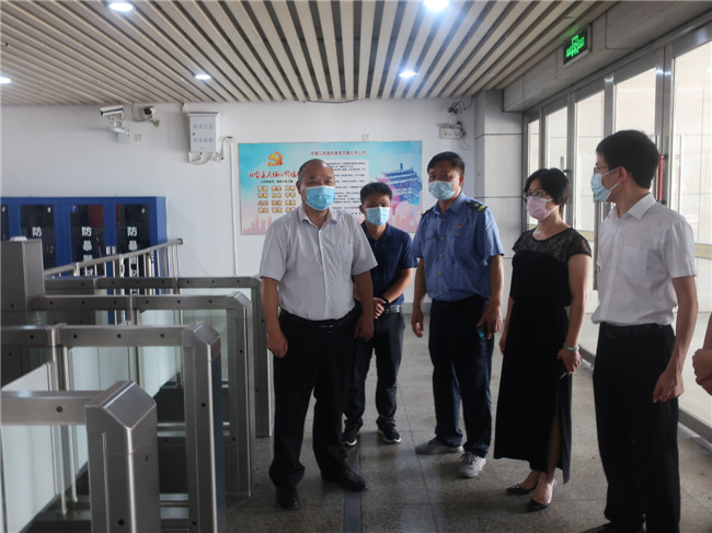 陈来安一行韶关东站出站口了解出站体温检测和粤康码绿码检测流程.JPG