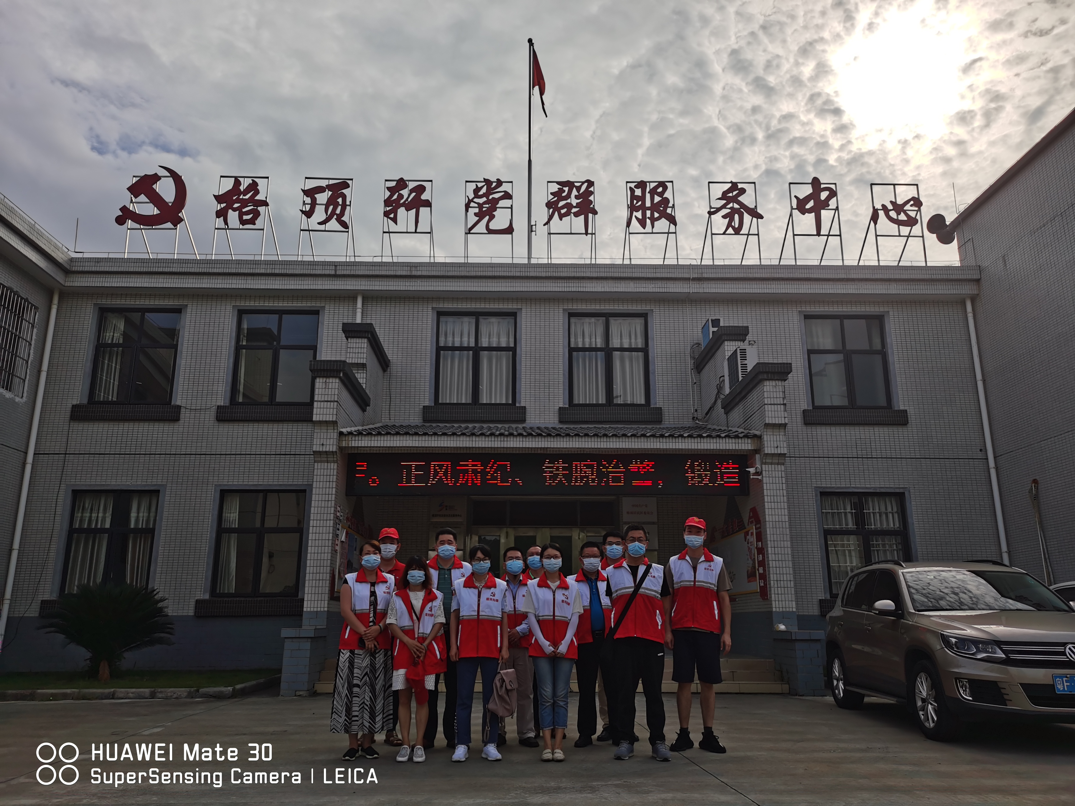 【开展“我为群众办实事”实践活动】曲仁办:在学党史中践行志愿服务精神,助力新冠疫苗接种1.jpg