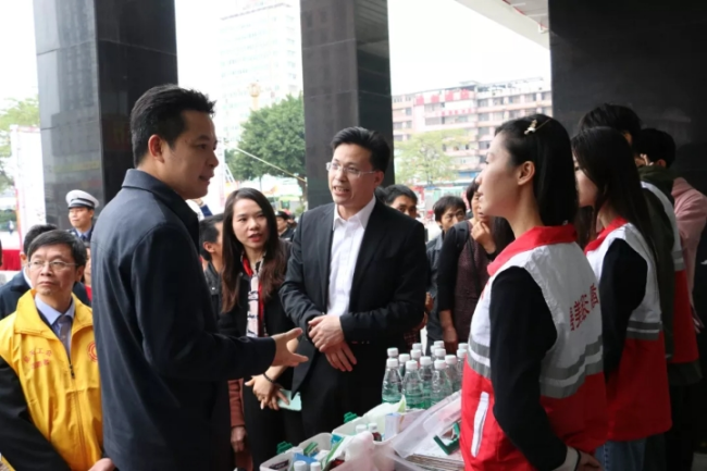 韶关市副市长李欣率队实地察看春运志愿服务站点情况.jpg