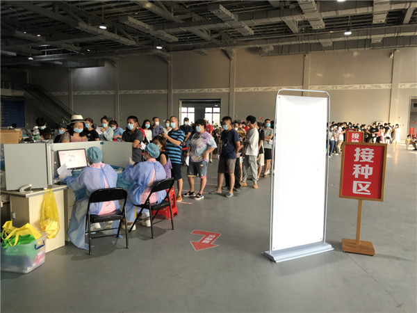 接种点现场井然有序，市民接种热情高。.jpg
