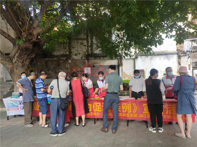 8月12日，浈江区人大常委会机关党支部开展“送法进社区”志愿活动.jpg