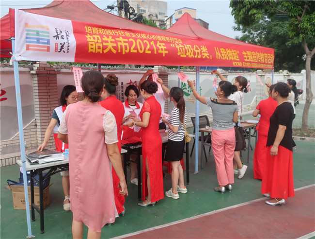 现场群众踊跃参与有奖互动问答环节.JPG