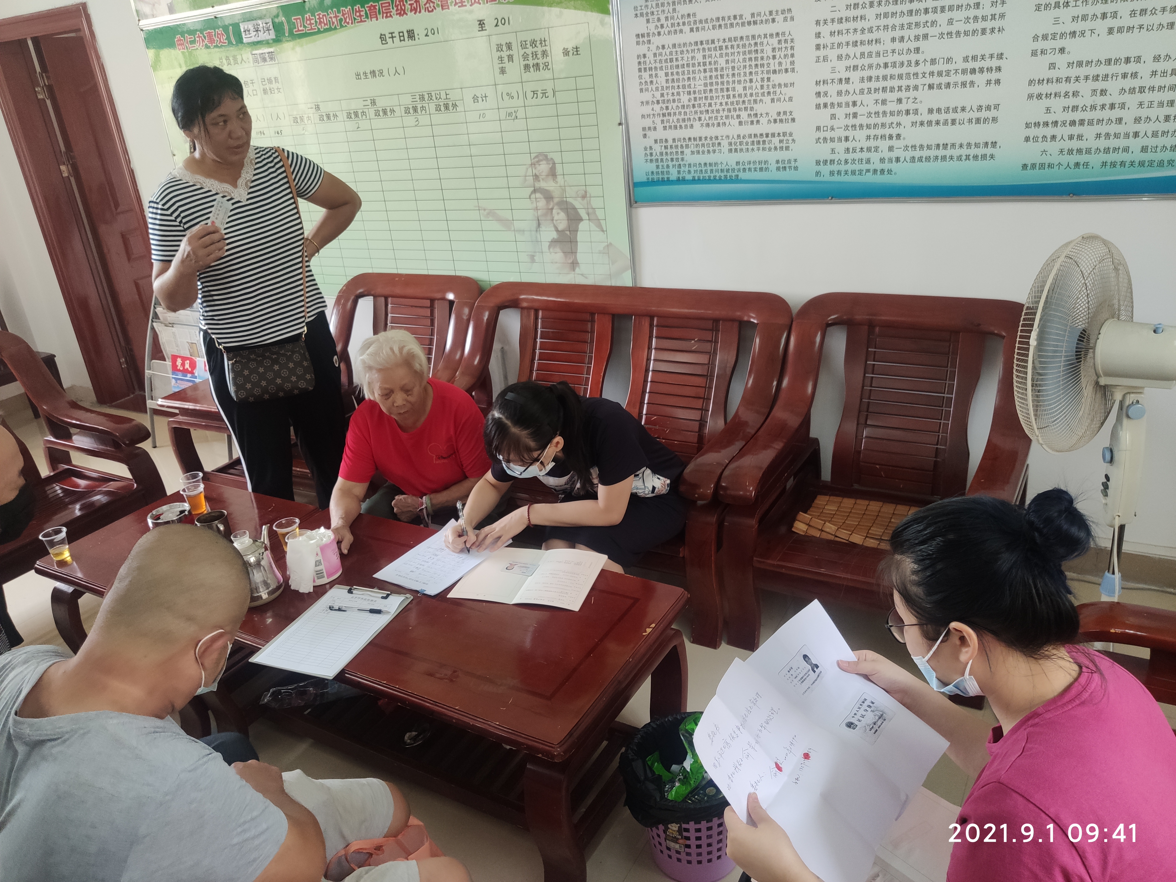 【我为群众办实事】丝茅坪居民区为居民发放不动产权证2.jpg