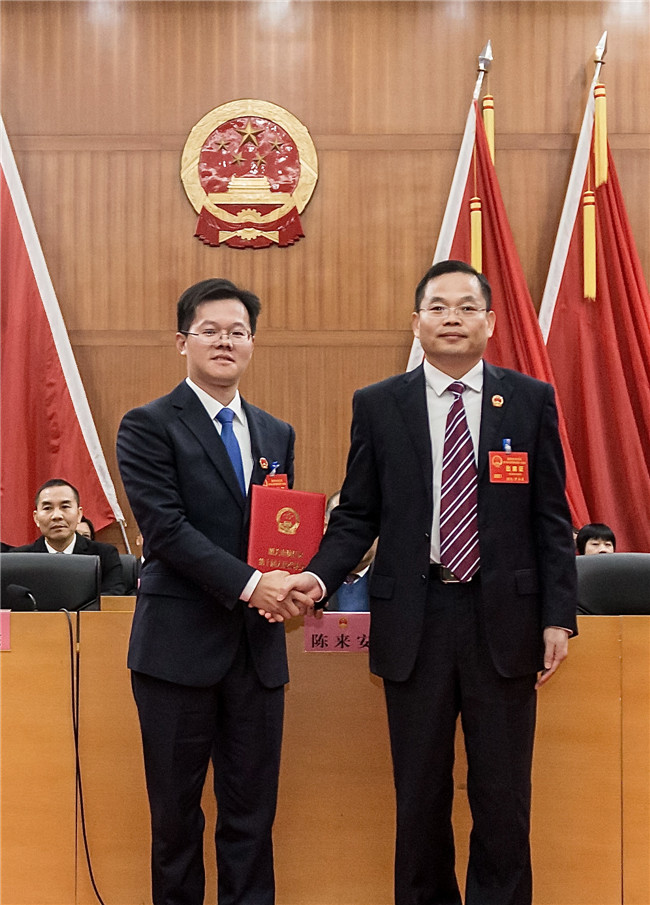罗永东（右）为鲁锦锋（左）颁发当选证书。.jpg