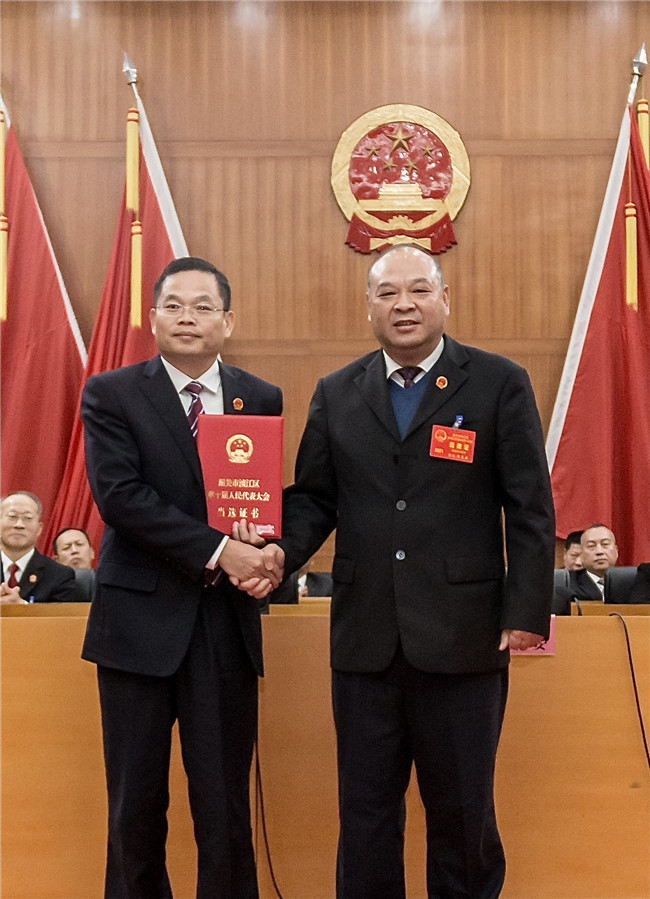 陈来安（右）为罗永东（左）颁发当选证书。.jpg