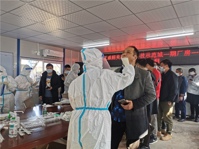 医护人员正在进行核酸采集工作.jpg