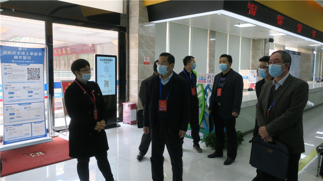 区人大常委会主任罗永东一行听取文明政务工作落实情况汇报.JPG