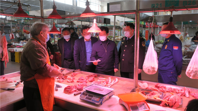 区委副书记、区长鲁锦锋一行在启明北农贸市场。.JPG