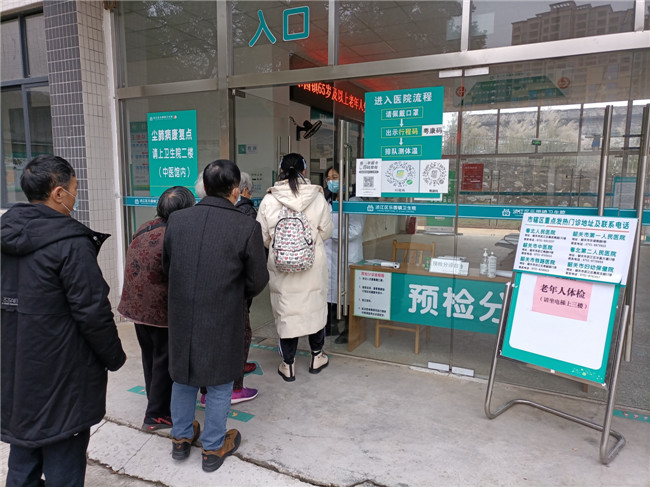 前来体检的居民正有序排队进入卫生院.jpg