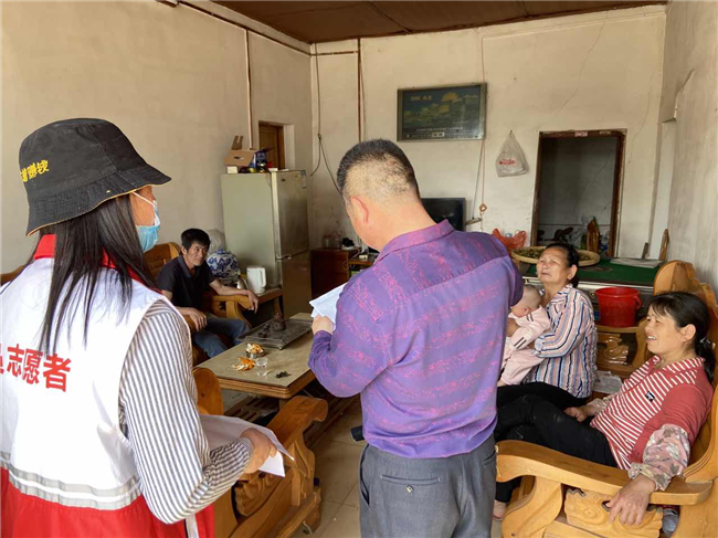 图为：镇村党员领导干部走访入户摸排，开展疫情防控工作.png