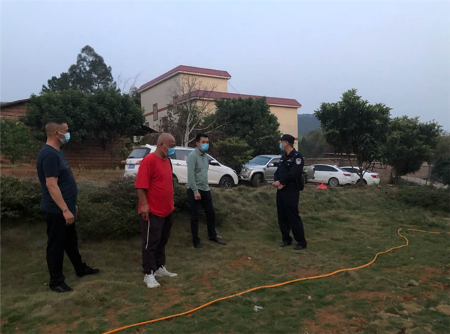 图为：三人小组赴龙村研究深圳回韶人员与老人见面方案.png