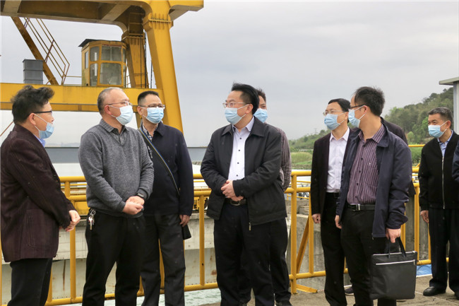 在溢州电站，吴耿淡一行听取相关工作汇报.jpg