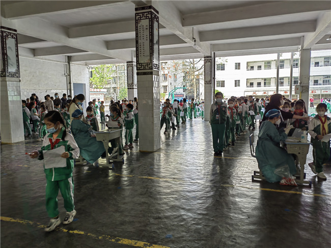 浈江区：对10万多名学生和教职工开展全员核酸检测.jpg