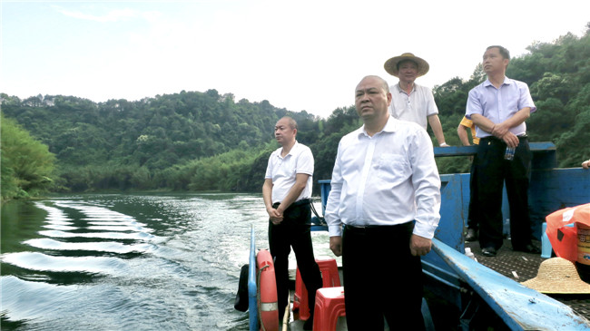陈来安一行乘船在锦江河道开展巡河.jpg
