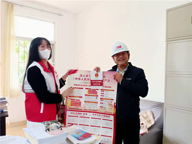 浈江产业园安监站工作人员走访企业，发放安全生产手册2.jpg