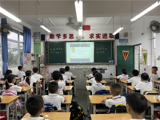 进校园.jpg