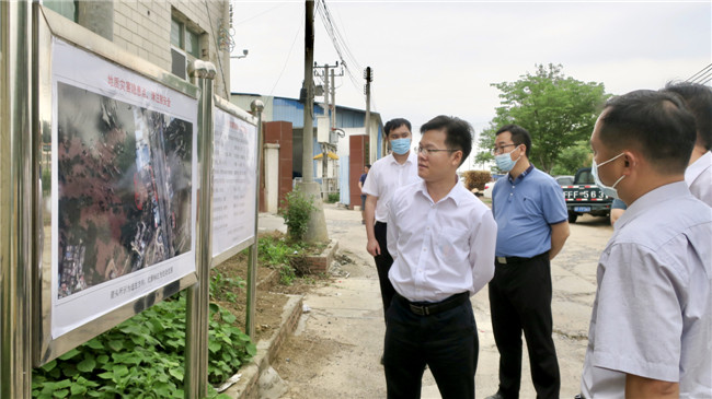 检查组一行在十里亭镇金凤坪民生屠宰场崩塌地质灾害隐患点.jpg
