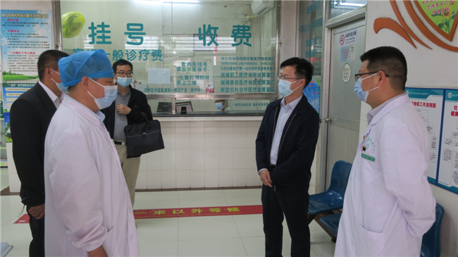 在风度北社区卫生服务中心，鲁锦锋一行深入了解基层防疫工作落实情况.JPG