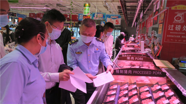 在大润发超市，鲁锦锋一行详细检查生鲜食品进货查验材料.JPG