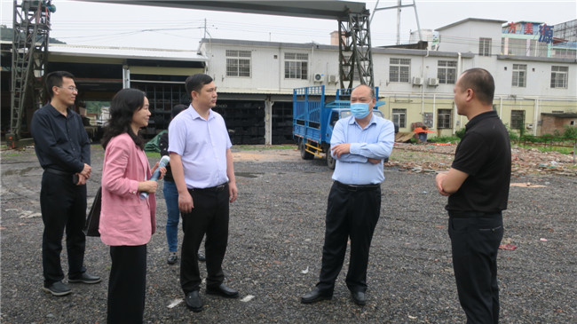 调研组一行实地察看区工商联总商会大厦拟选址现场.JPG