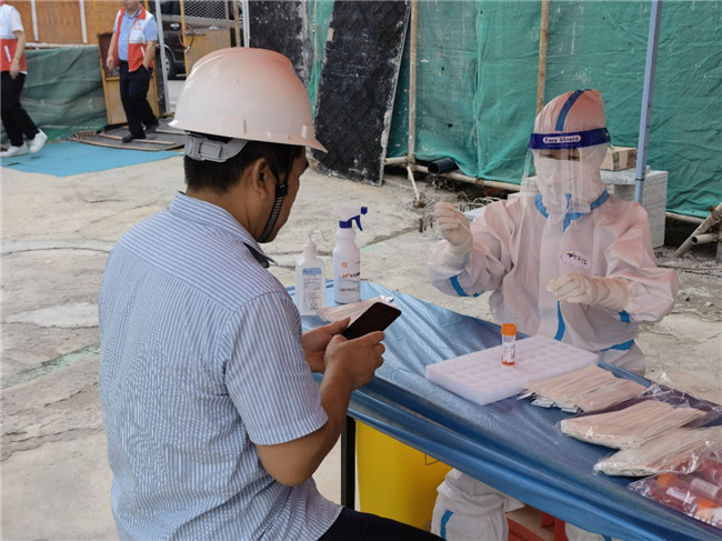 医务人员为建筑工人进行核酸采样.jpg