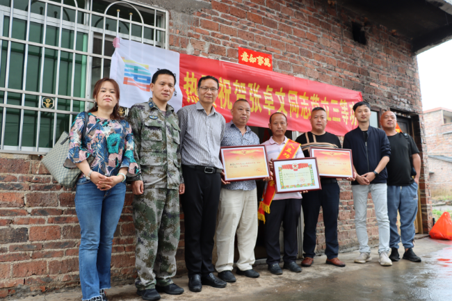 浈江区退役军人事务局把张卓权、张卓文兄弟俩的喜报送到家属手中.jpg