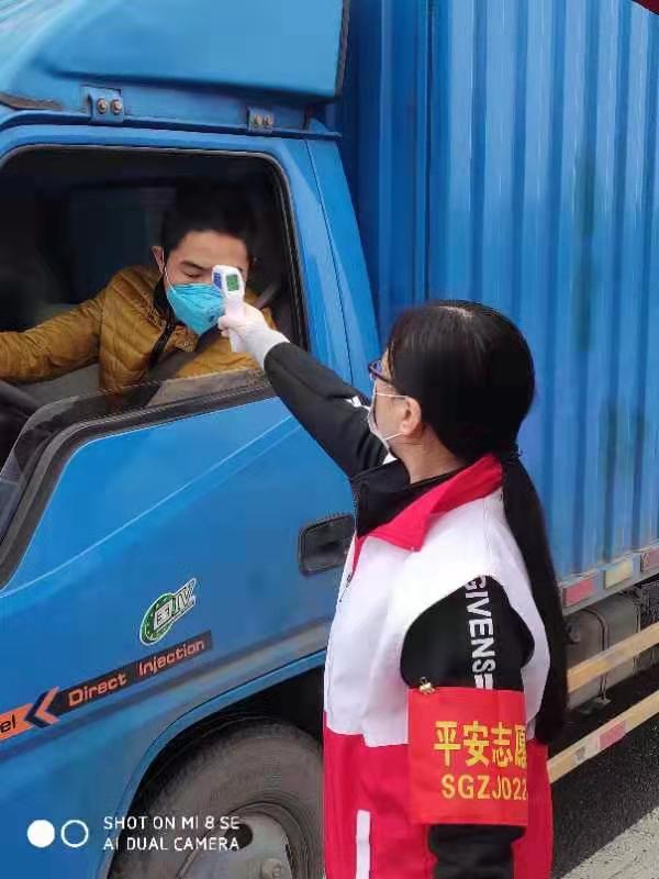 青年志愿者对入韶群众进行测量体温3.jpg