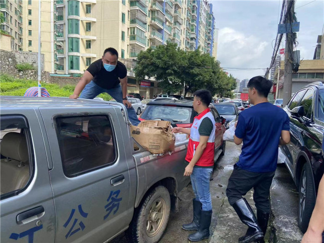 乐园镇党员干部运送救助物资.jpg