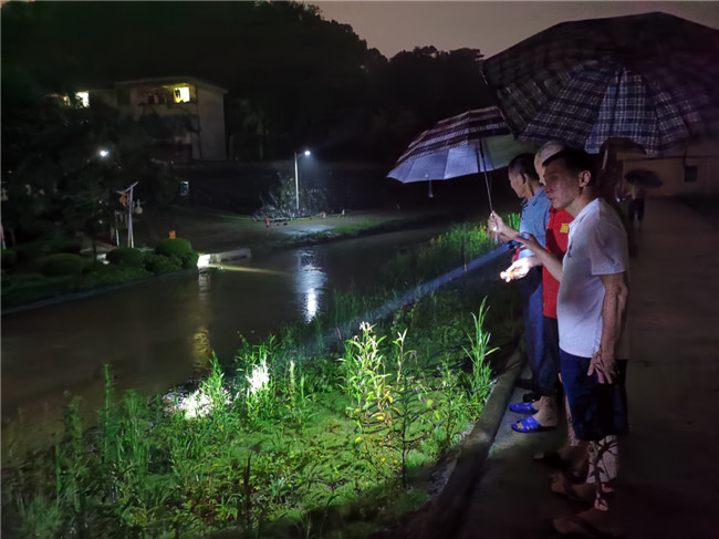 新韶镇干部与东联村干部连夜到鱼塘巡查.jpg