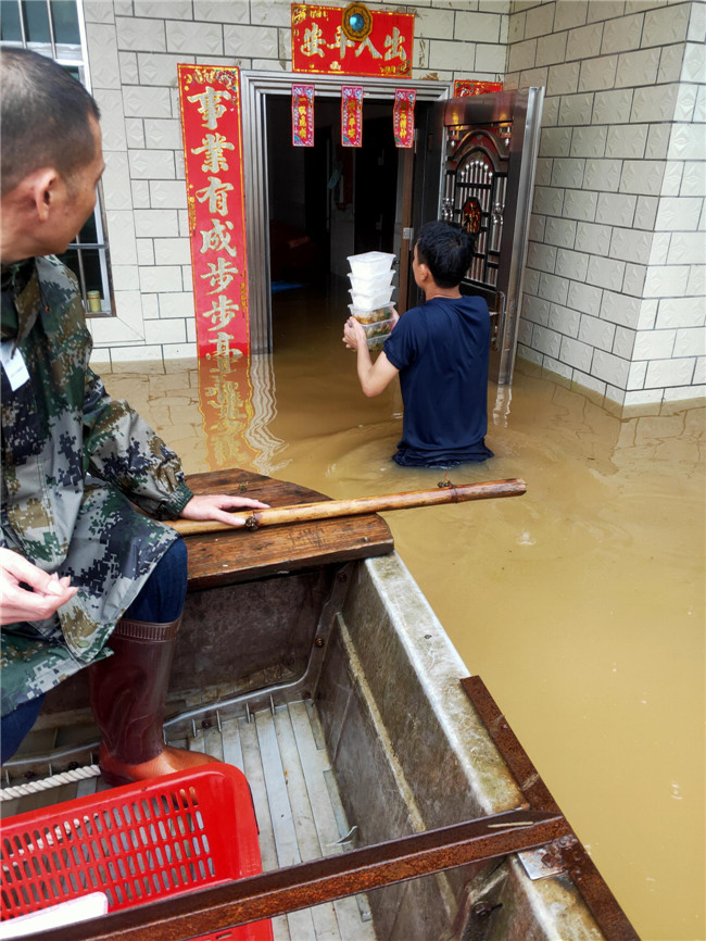 石山村干部为受困村民送物资.jpg