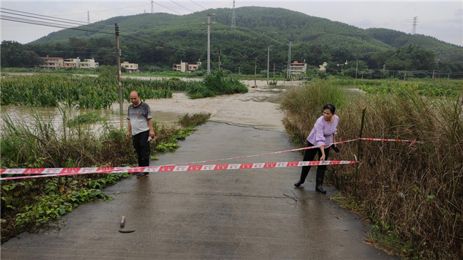 东山村在水浸公路处拉警戒线.jpg