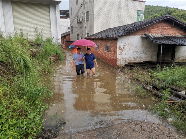 水口村转移群众.jpg