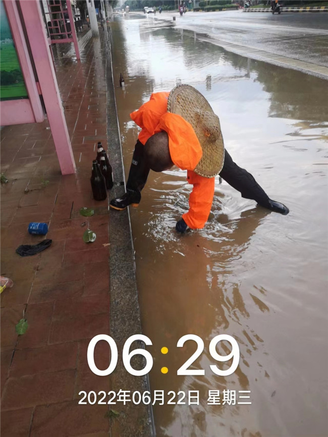 环卫工人进行保洁.jpg