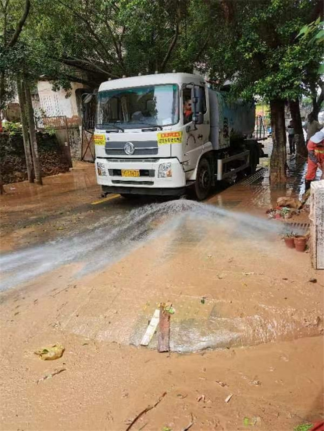 环卫车辆对受污染路面进行洒水保洁.jpg