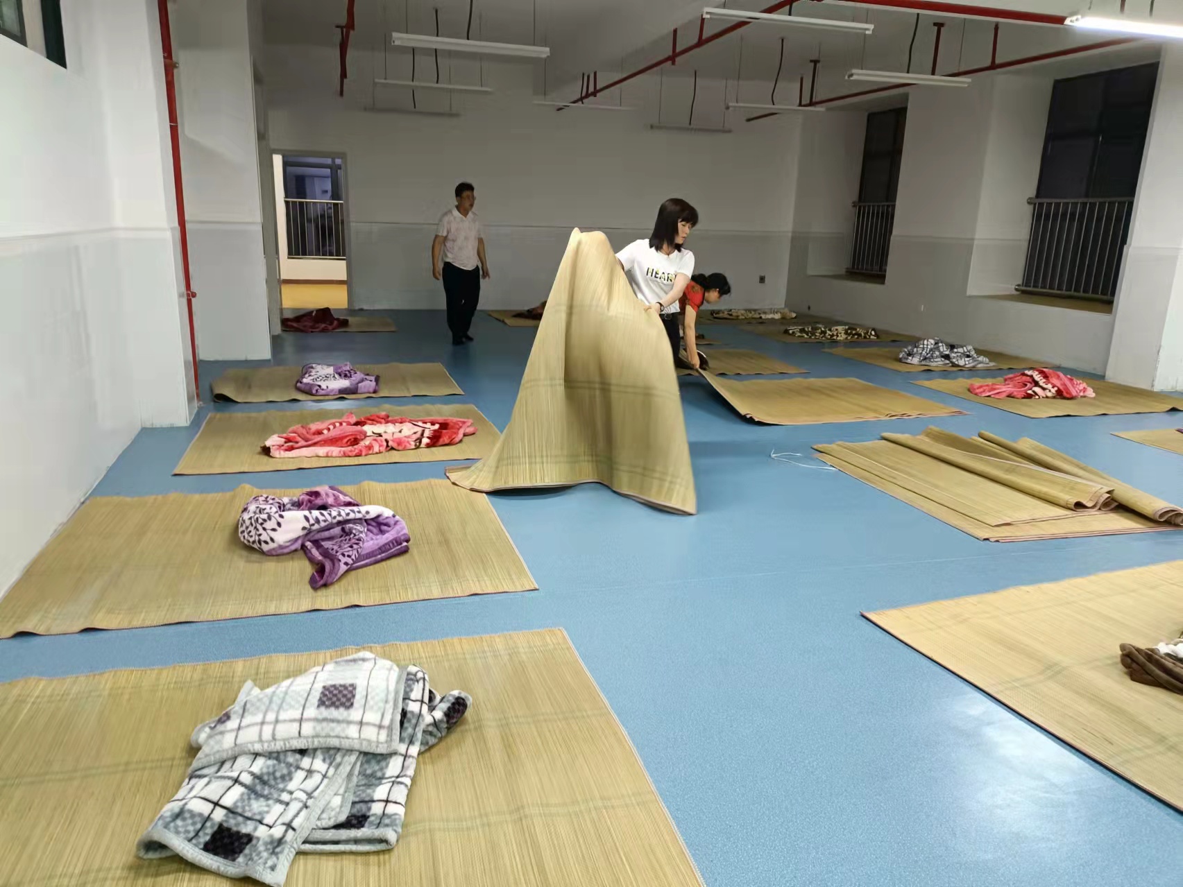 7.金葵幼儿园开放教室，布置受灾群众安置点.jpg