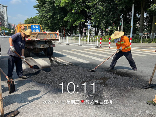 市政工作人员正对韶关火车东站广场前道路进行维修.jpg