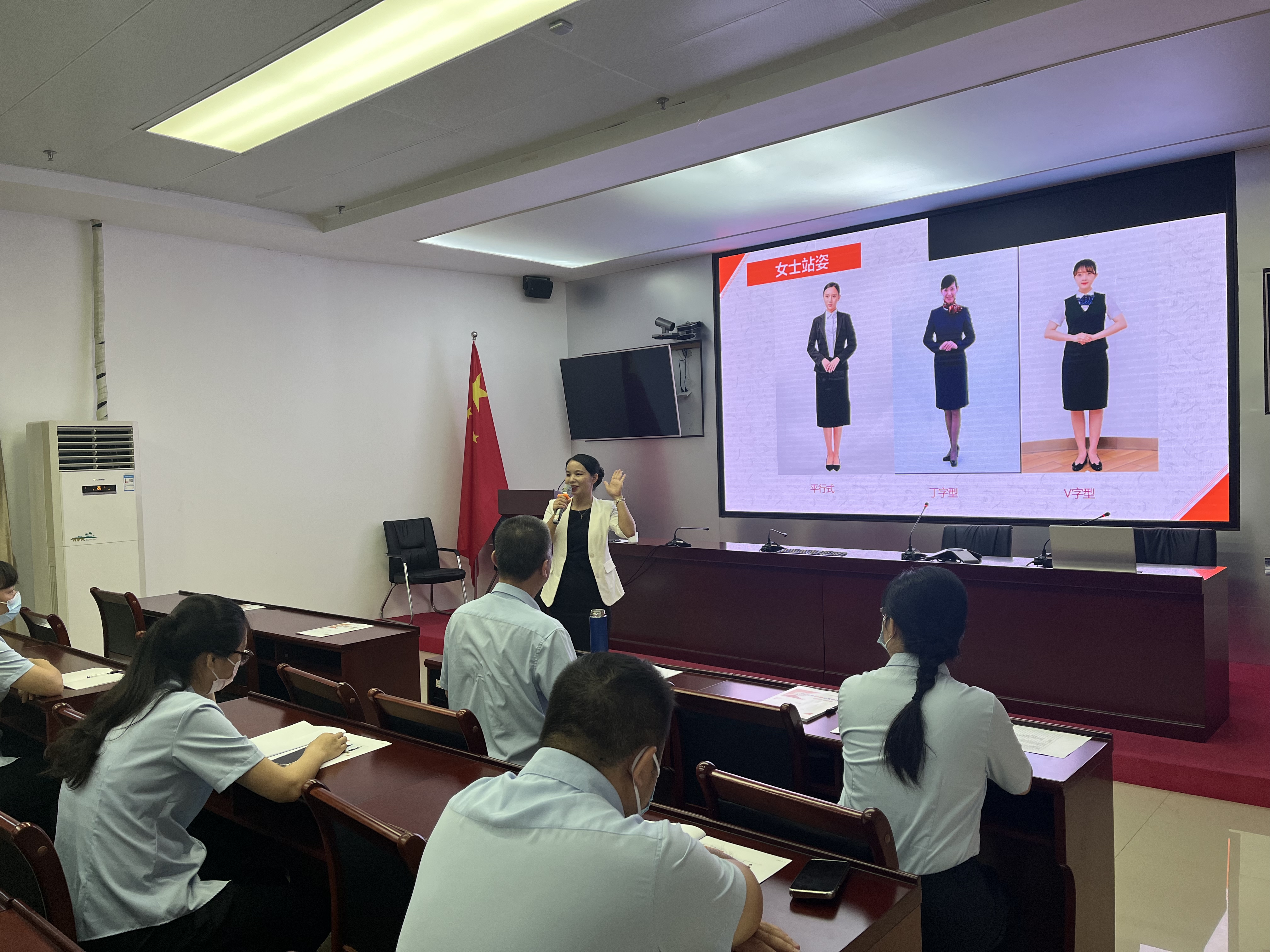 文明礼仪进窗口，政务服务提形象 (2).jpg