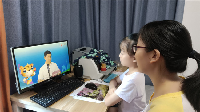 吴礼和中心小学学生和家长观看省中运会开幕式.jpg