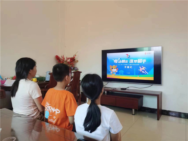 赖新小学学生和家长观看省中运会开幕式.jpg