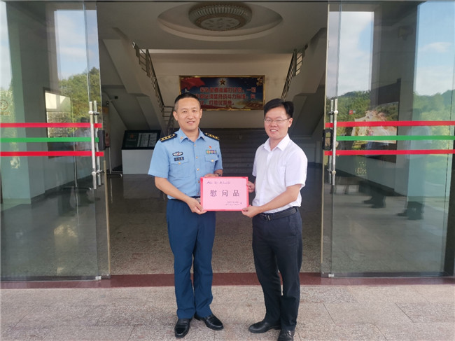 鲁锦锋向浈江区人武部送上节日慰问物资.jpg