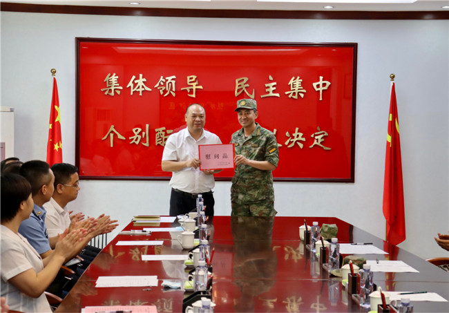 陈来安向相关部队送上节日慰问物资.jpg