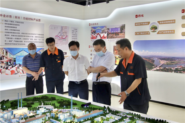 吴耿淡一行到韶关冶炼厂展览馆参观.jpg