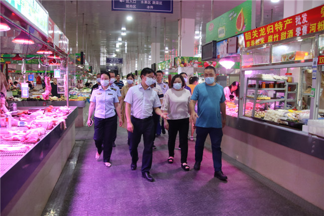 督导组一行实地察看五里亭市场.JPG
